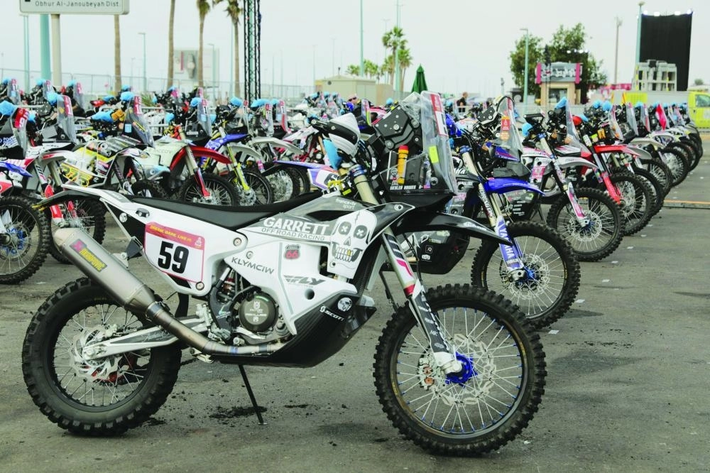 43استعراض بقرية داكار لعدد من المركبات والدراجات النارية المشاركة في الرالي                                                                                                                   (هيئة الرياضة)