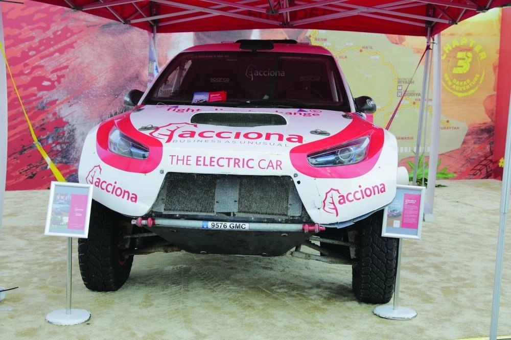 استعراض بقرية داكار لعدد من المركبات والدراجات النارية المشاركة في الرالي                                                                                                                   (هيئة الرياضة)