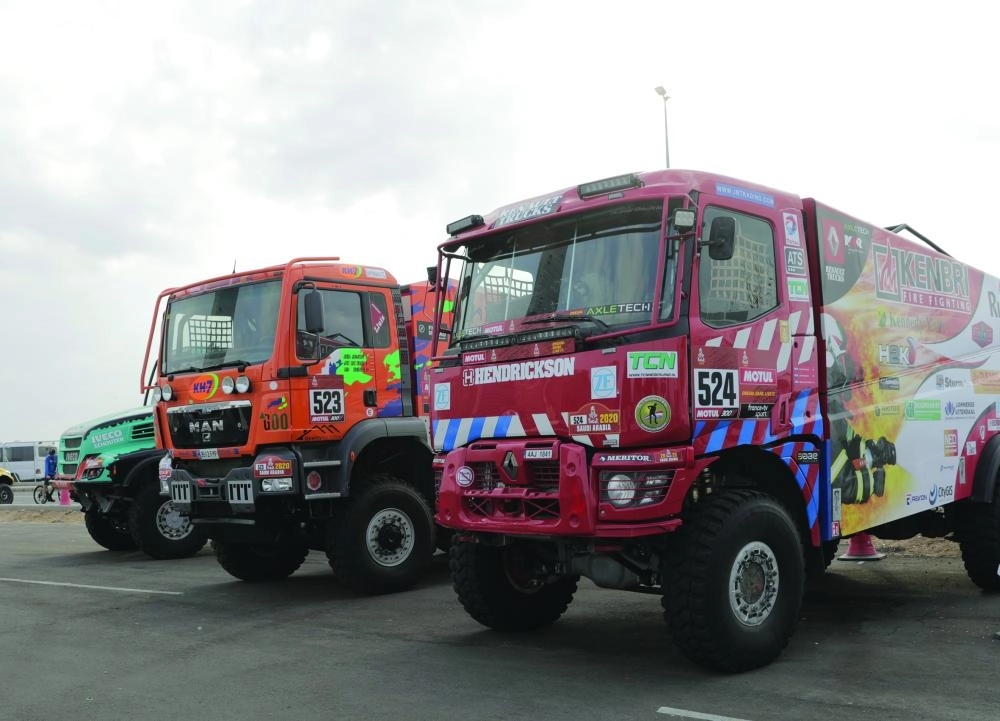 استعراض بقرية داكار لعدد من المركبات والدراجات النارية المشاركة في الرالي   (هيئة الرياضة) 