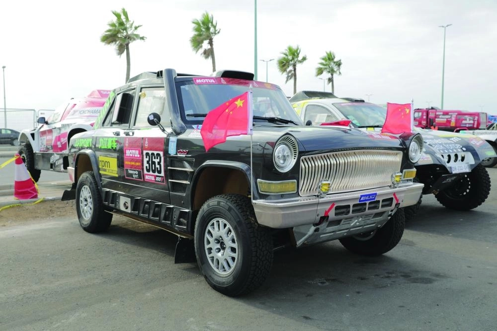 استعراض بقرية داكار لعدد من المركبات والدراجات النارية المشاركة في الرالي   (هيئة الرياضة) 