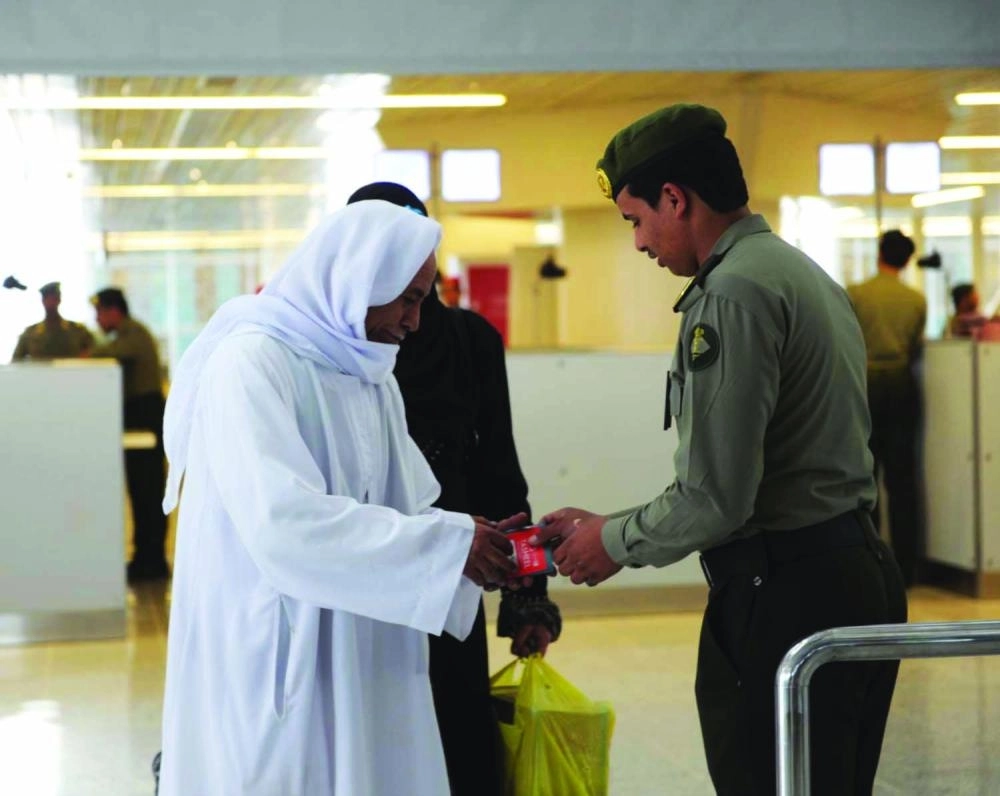 






 أحد الزوار ينهي إجراءاته في مطار المدينة المنورة              (مكة)