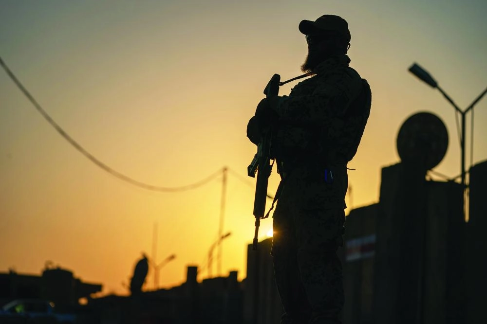 






جندي ألماني يقف حذرا بعد تقييد بلاده تحركات قواتها في العراق            (د ب أ)