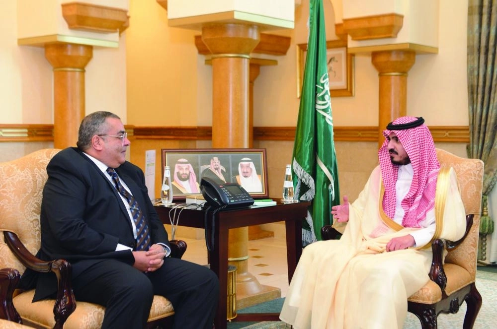 



بدر بن سلطان خلال استقباله هشام مصطفى    (مكة)