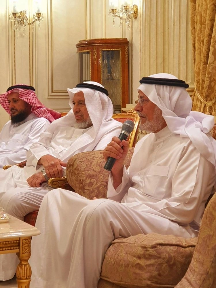 






    علي النملة متحدثا عن الموسوعة في ديوانية الراجحي         (مكة)