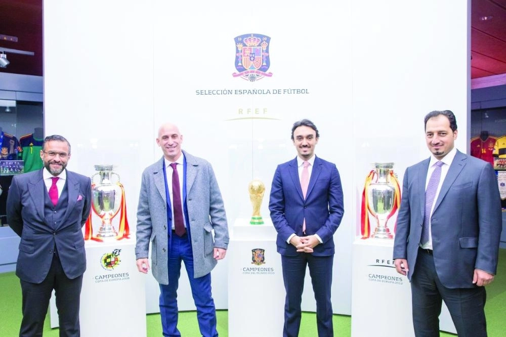 



عبدالعزيز بن تركي والمسحل عقب توقيع عقد استضافة السوبر الإسباني      (تويتر)