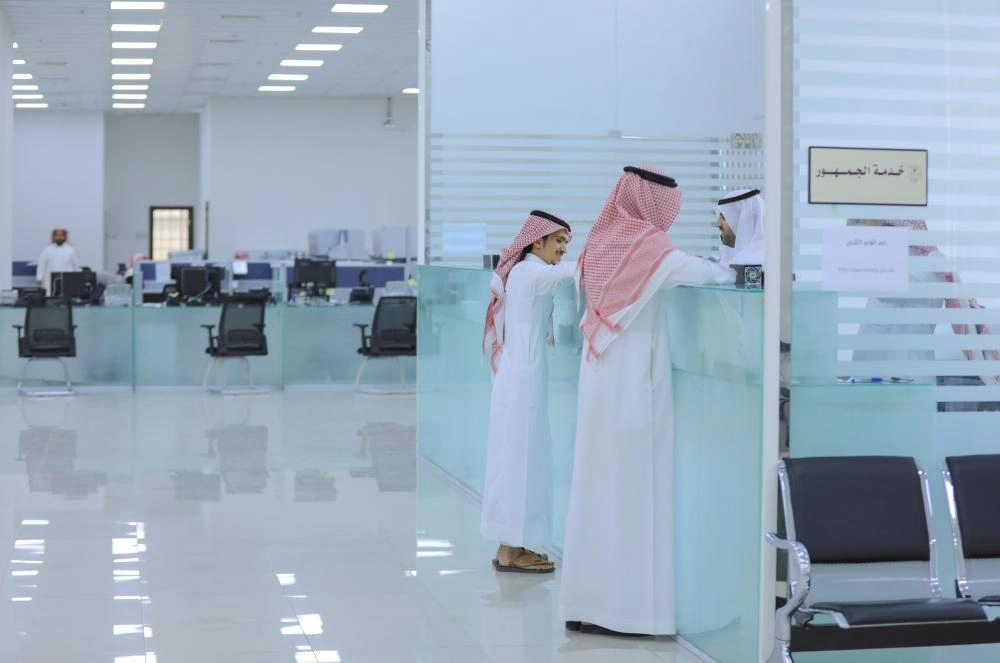 مراجعون بالمحكمة التجارية                                                                                                             (العدل)