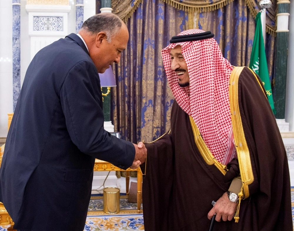 الملك سلمان مصافحا سامح شكري