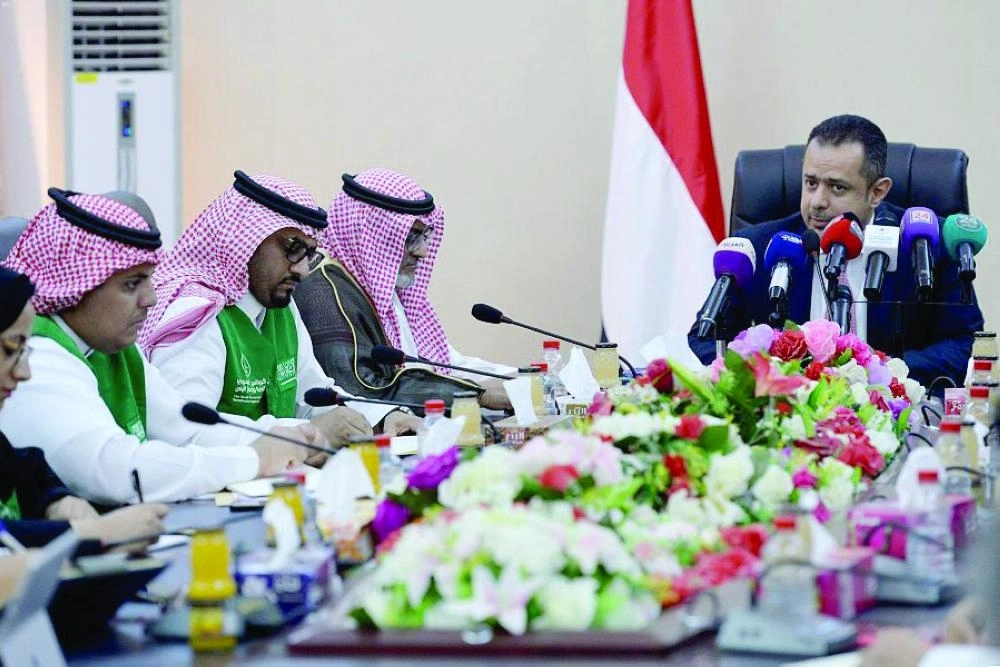 



رئيس وزراء اليمن خلال لقائه بمسؤولي البرنامج            (واس)