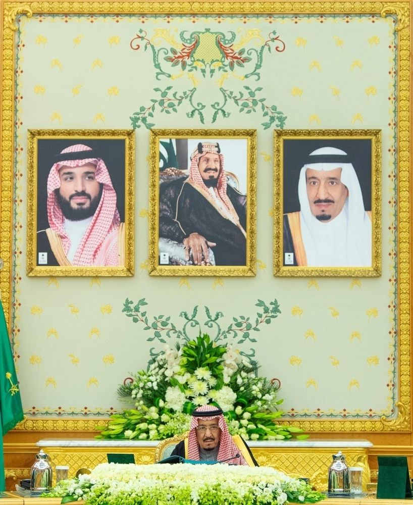 






الملك سلمان لدى ترؤسه جلسة مجلس الوزراء في قصر اليمامة أمس                                                (واس) 