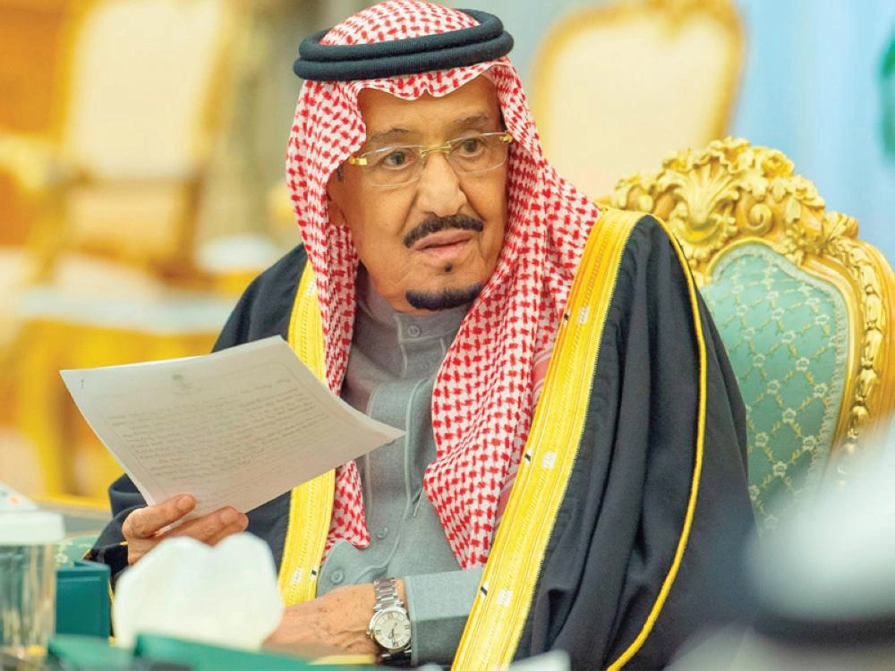 الملك سلمان لدى ترؤسه جلسة مجلس الوزراء في قصر اليمامة أمس  (واس)