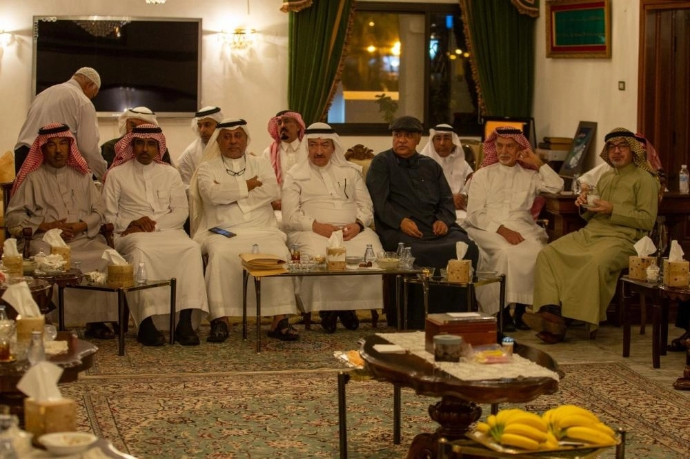 عدد من المثقفين والأدباء خلال اللقاء (ياسر بخش)