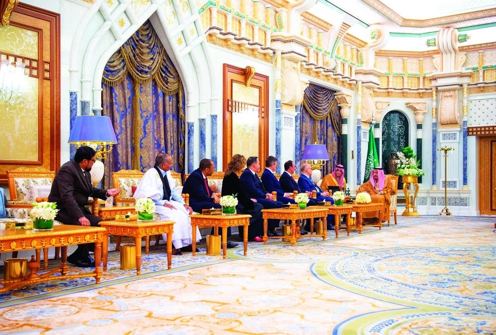 الملك سلمان لدى استقباله سفراء دول شقيقة وصديقة أمس                                     (واس)