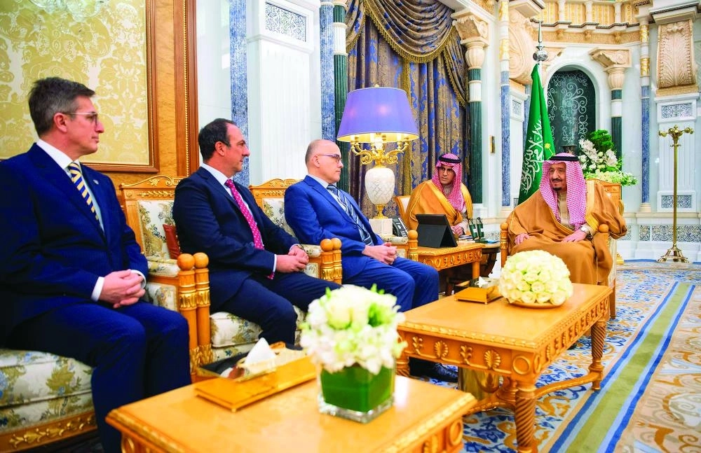 الملك سلمان لدى استقباله سفراء دول شقيقة وصديقة أمس (واس)