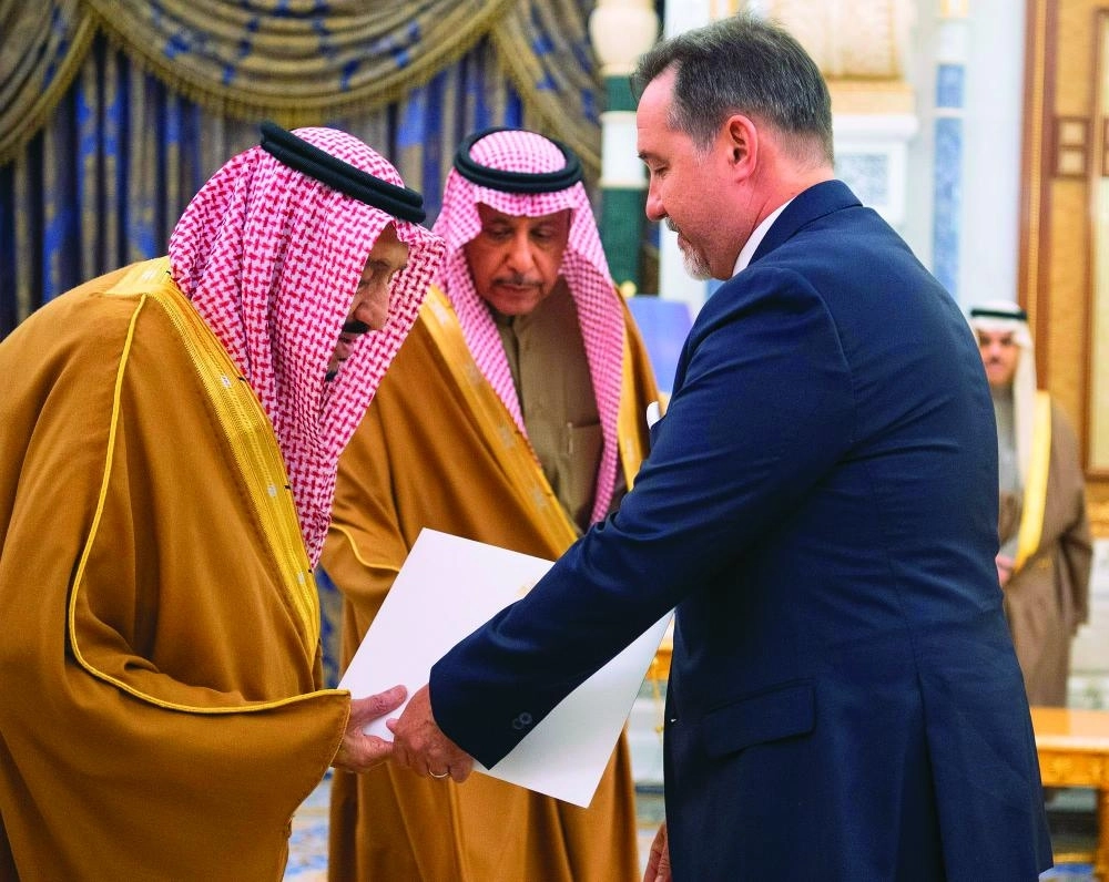 الملك سلمان لدى استقباله سفراء دول شقيقة وصديقة أمس                                     (واس)