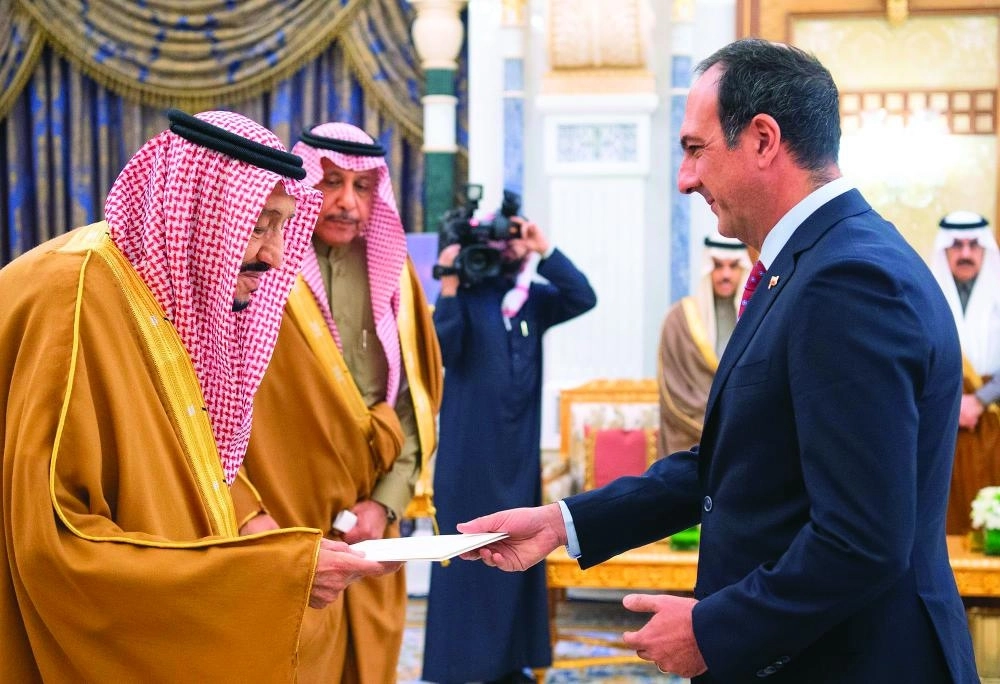 الملك سلمان لدى استقباله سفراء دول شقيقة وصديقة أمس                                     (واس)