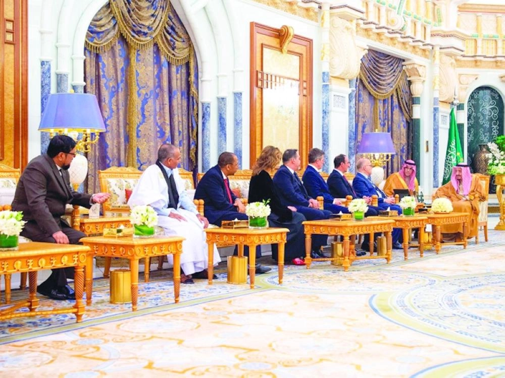 الملك سلمان لدى استقباله سفراء دول شقيقة وصديقة أمس                                     (واس)