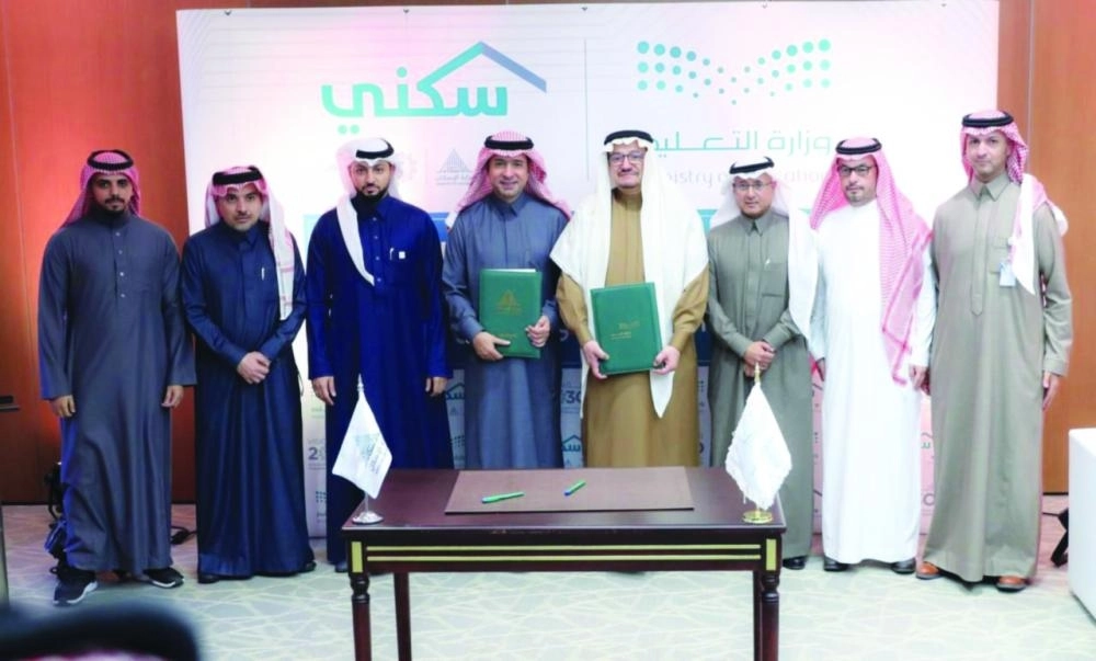 على هامش التوقيع     (الإسكان)