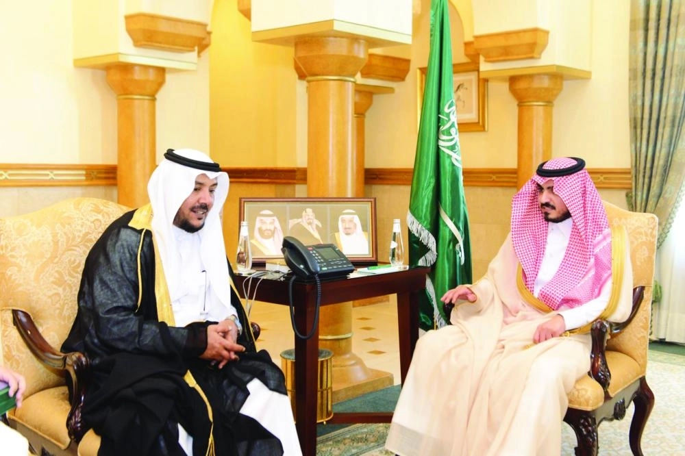 بدر بن سلطان خلال استقباله محمد اللحياني                       (مكة)