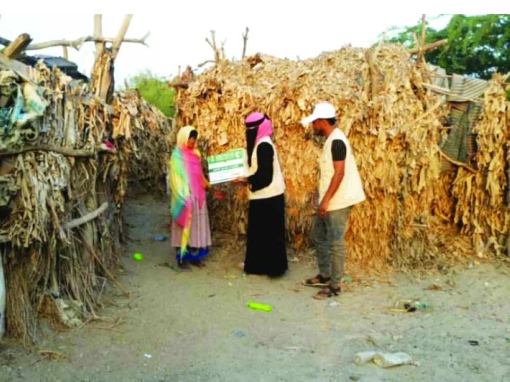 مساعدات قدمها مركز الملك سلمان في أبين باليمن أمس  (مكة)