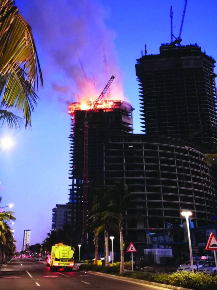 ألسنة اللهب تتصاعد من المبنى (مكة)