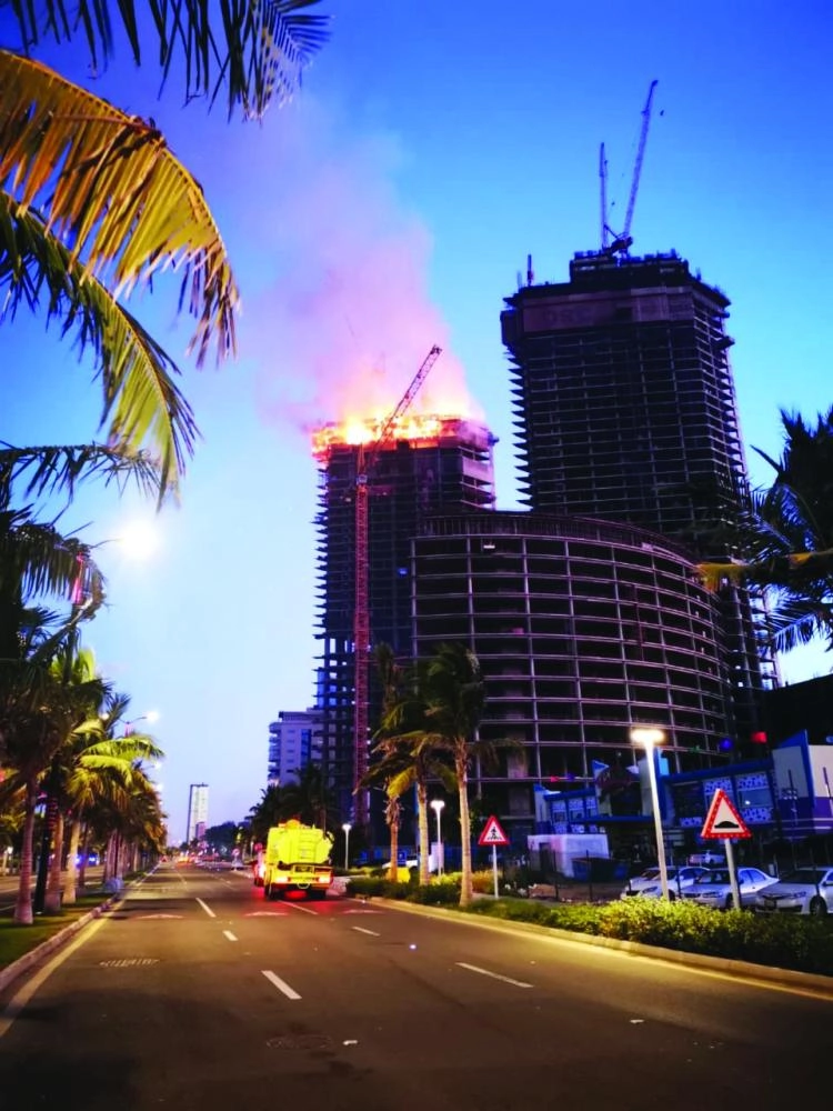 






ألسنة اللهب تتصاعد من المبنى                                  (مكة) 