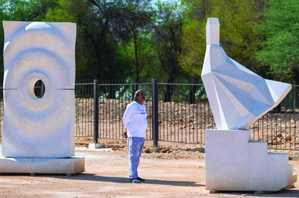 






أحد الفنانين يتأمل عملا فنيا                       (مكة)