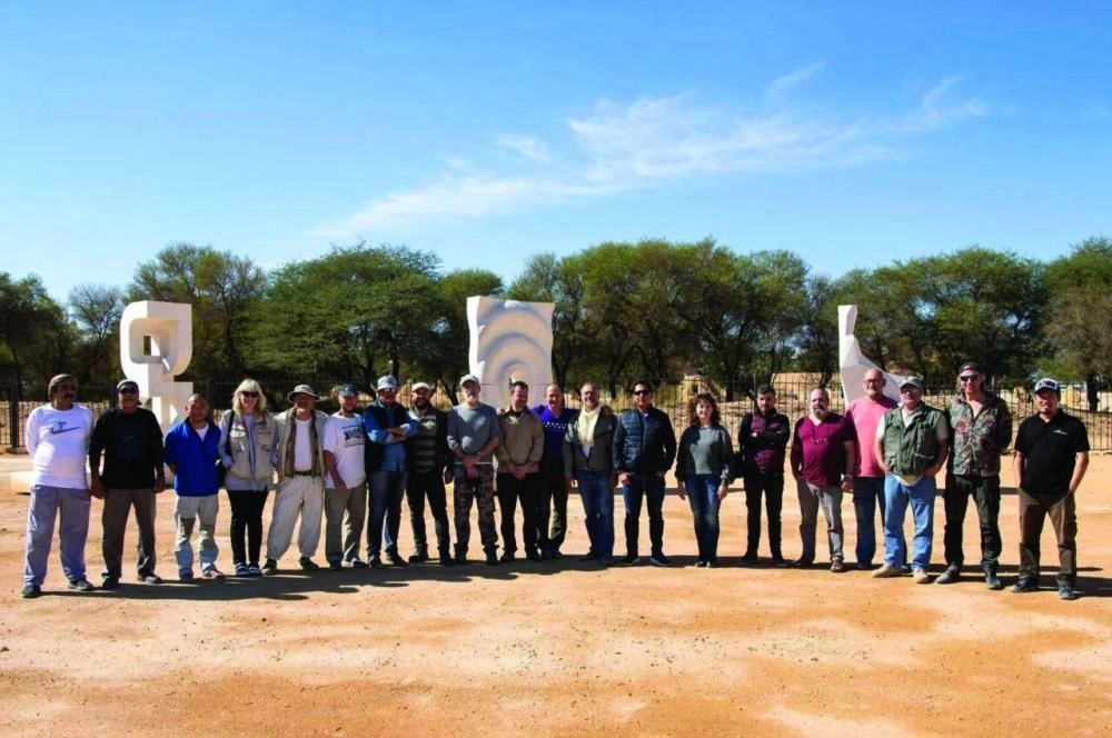 جماعية للفنانين المشاركين خلال الجولة (مكة)