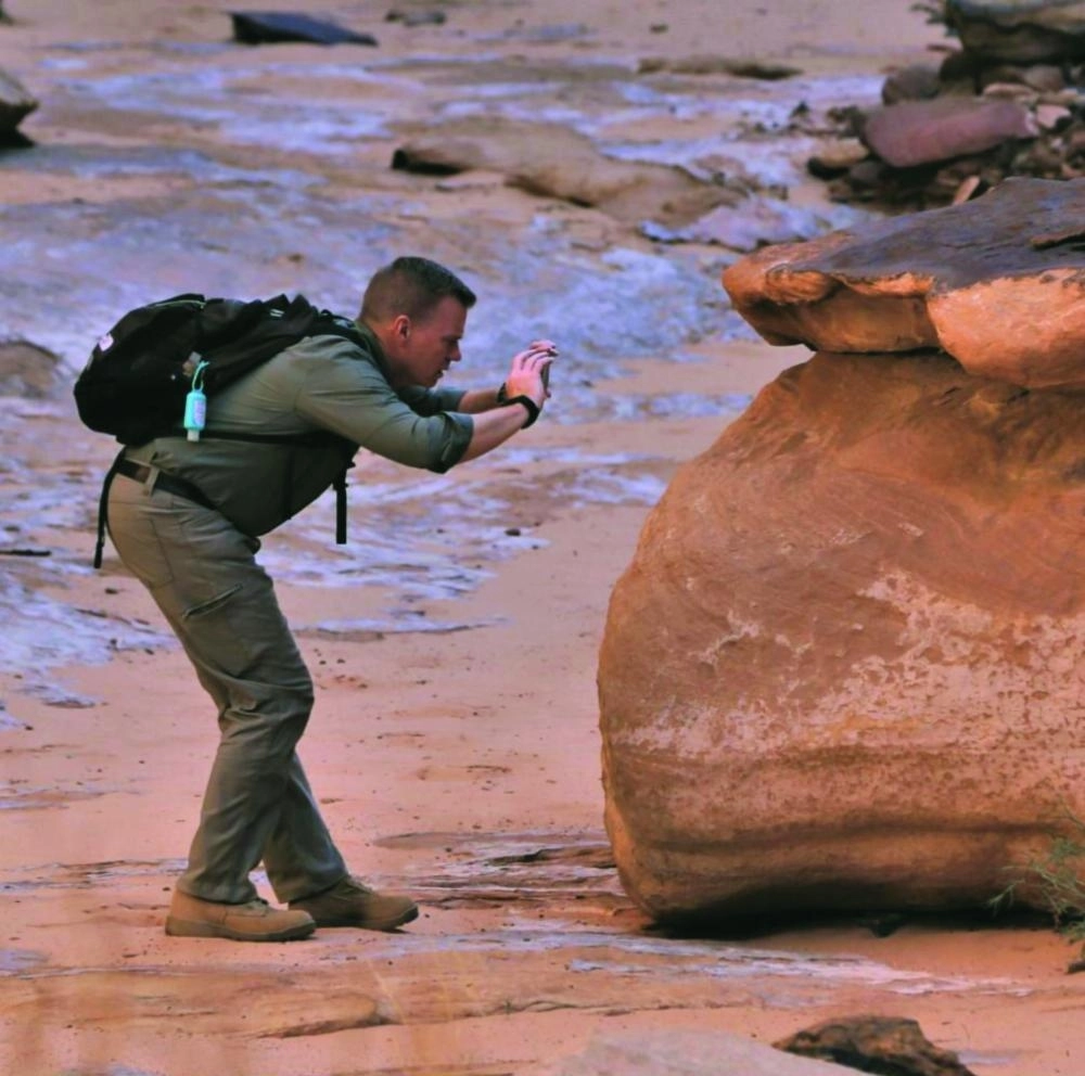 سائح يوثق مشهدا بالعلا (واس)