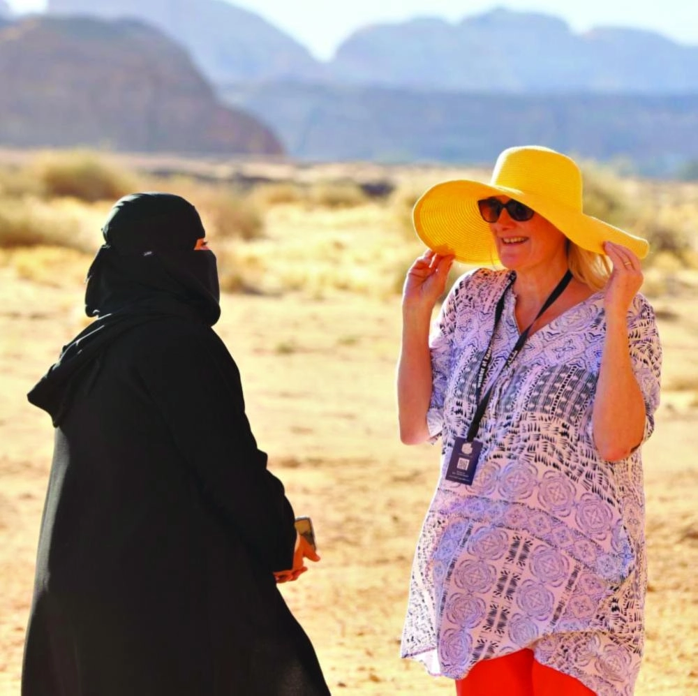 مرشدة سياحية تشرح لإحدى الزائرات (واس)