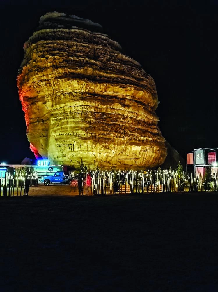 أجواء شتوية تشهدها العلا وشتاء طنطورة من موقع جبل الفيل تتزين باللون الأحمر (أنس الحارثي) 