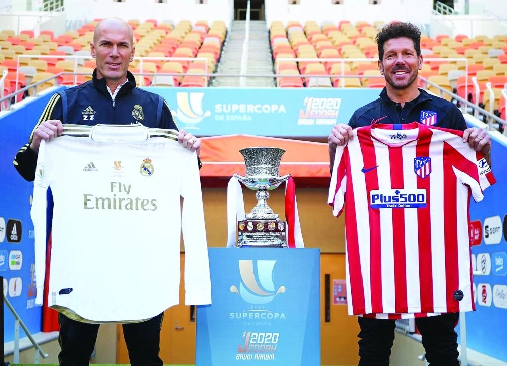 المدربان سيميوني وزيدان يعرضان القميصين المعتمدين اليوم (مكة)