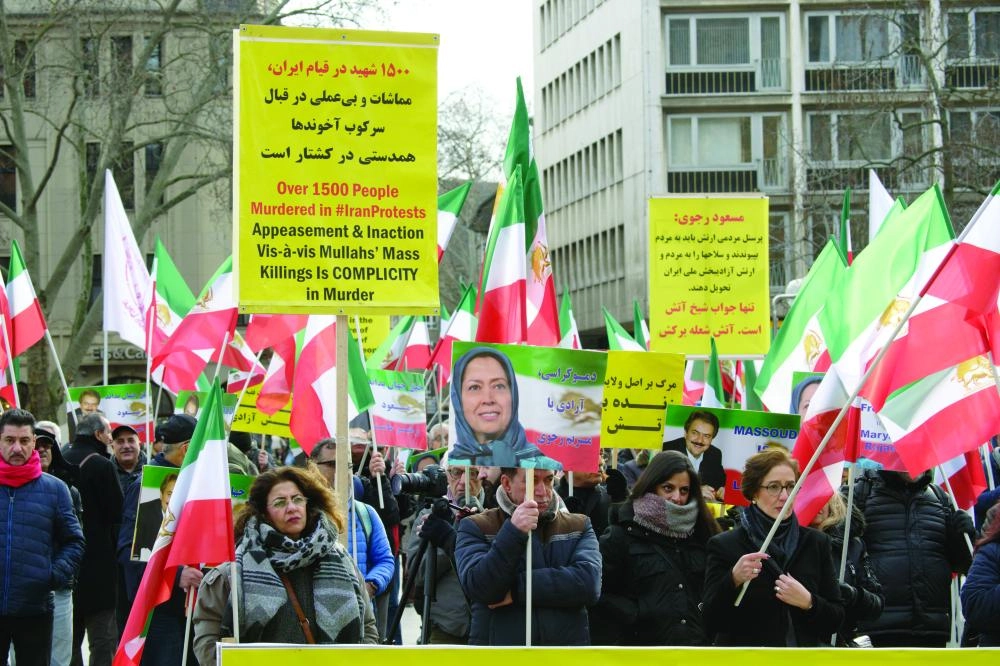 متظاهرون يتظاهرون ضد النظام الإيراني (د ب أ)