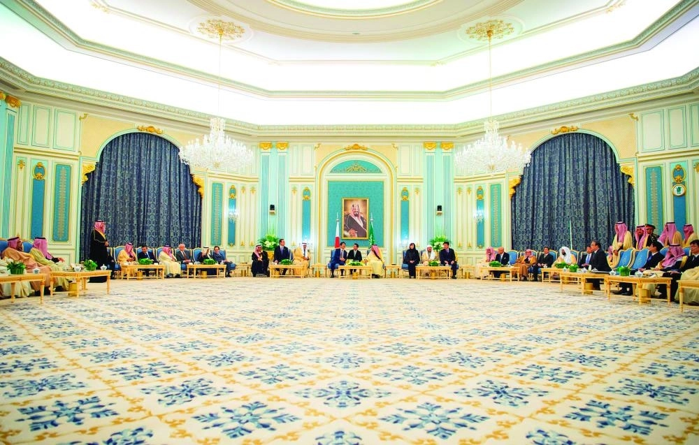 






خادم الحرمين خلال استقباله رئيس الوزراء الياباني أمس في الرياض                                                                                                                                               (واس)
