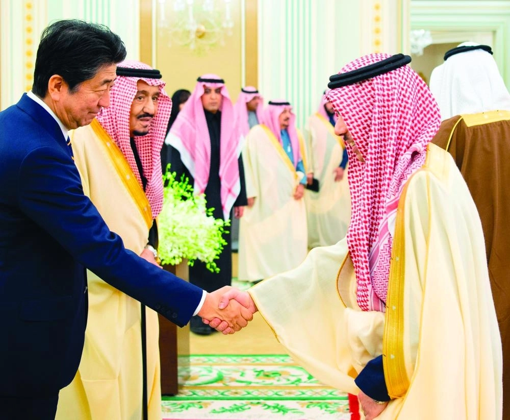 






رئيس وزراء اليابان مصافحا الوفد السعودي