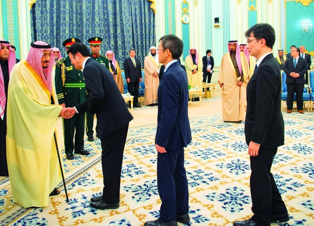 






الملك سلمان مصافحا الوفد الياباني