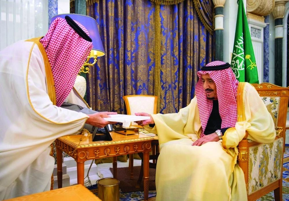 الملك سلمان لدى تسلمه الرسالة أمس                                       (واس)