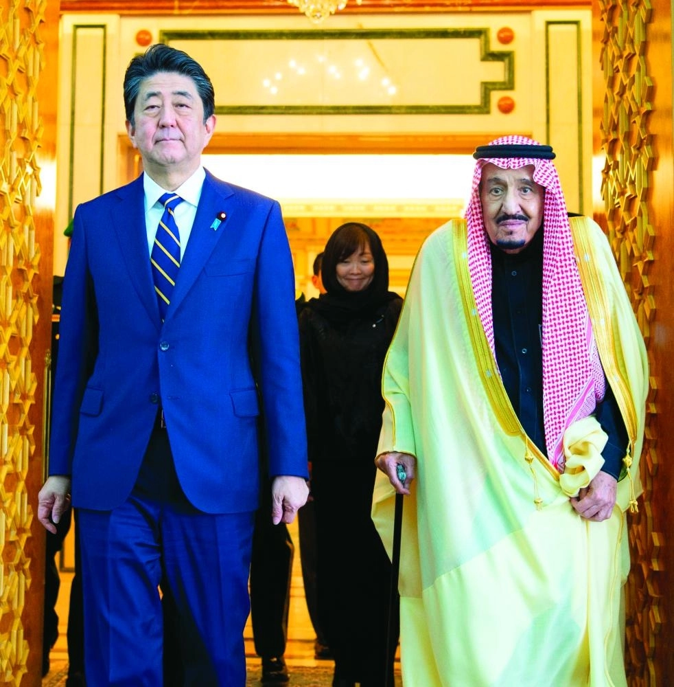 






الملك سلمان مستقبلا رئيس وزراء اليابان قبل جلسة المباحثات