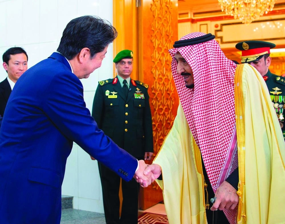 خادم الحرمين مستقبلا رئيس وزراء اليابان قبل جلسة المباحثات (واس)