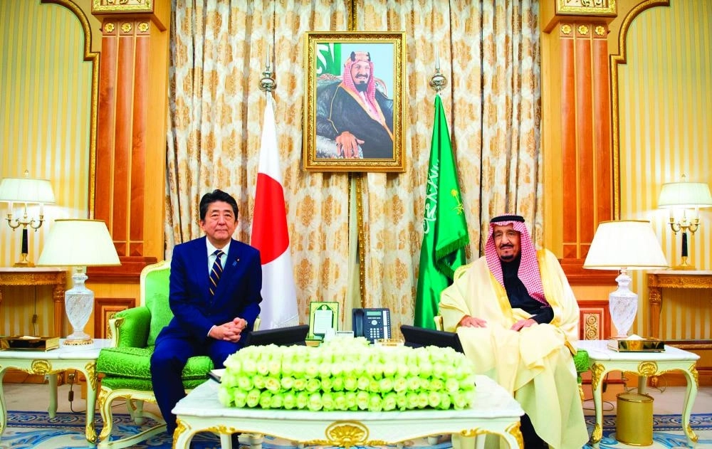 






خادم الحرمين ورئيس وزراء اليابان خلال مباحثاتهما في الرياض أمس                                                                                                                                           (واس) 