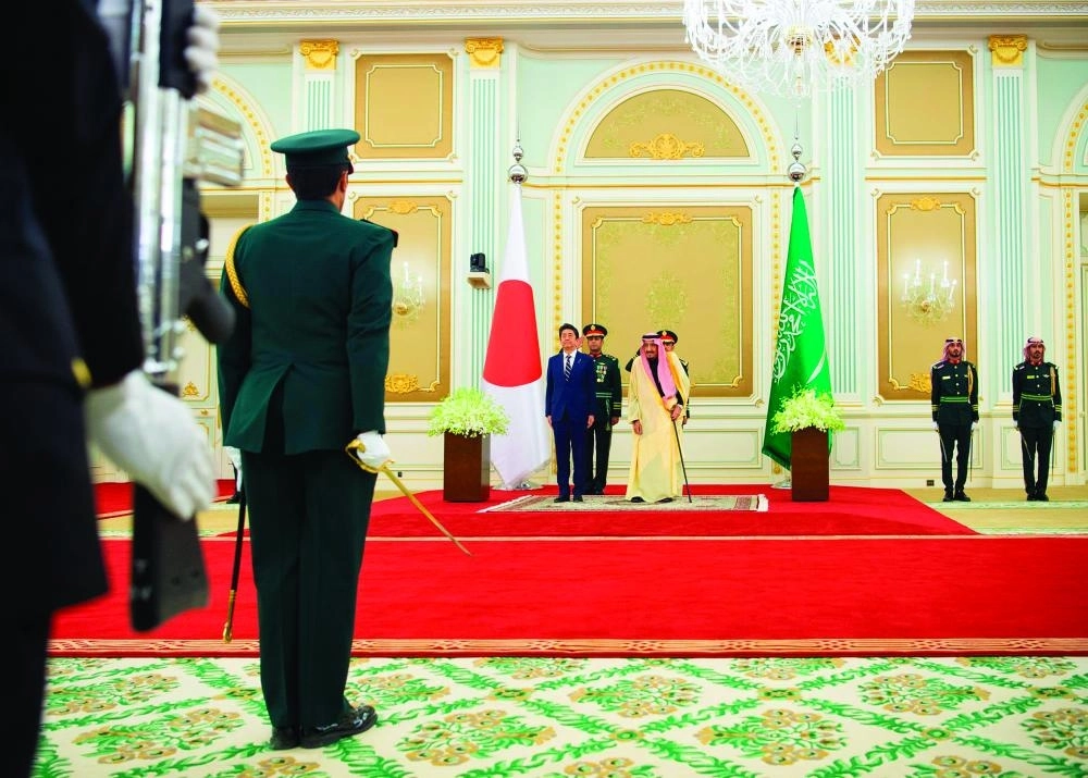 






الملك سلمان وشينزو آبي خلال عزف السلامين الوطنيين