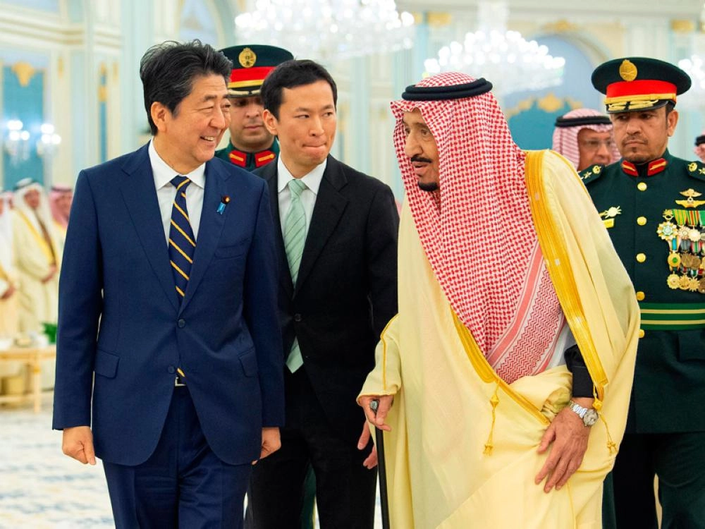 خادم الحرمين مستقبلا رئيس وزراء اليابان قبل جلسة المباحثات (واس)