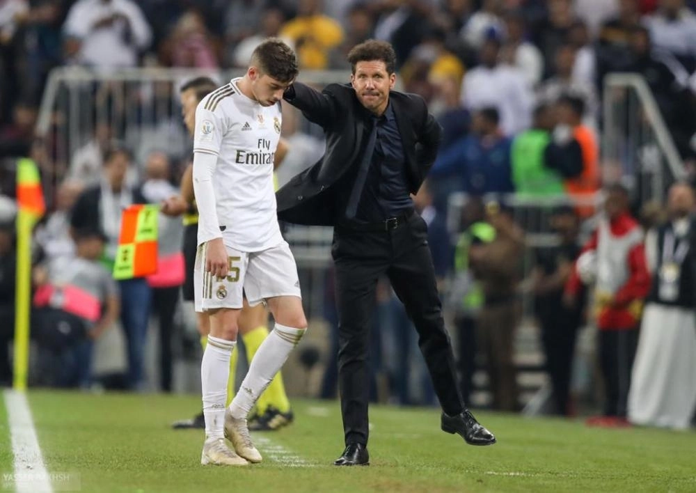 






سيميوني موجها كلماته لفالفيردي لحظة خروجه