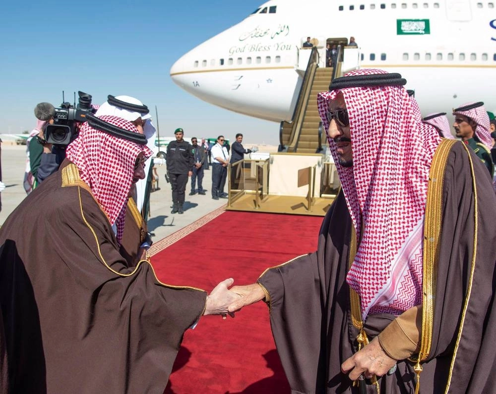 الملك سلمان لدى مغادرته الرياض (واس) 