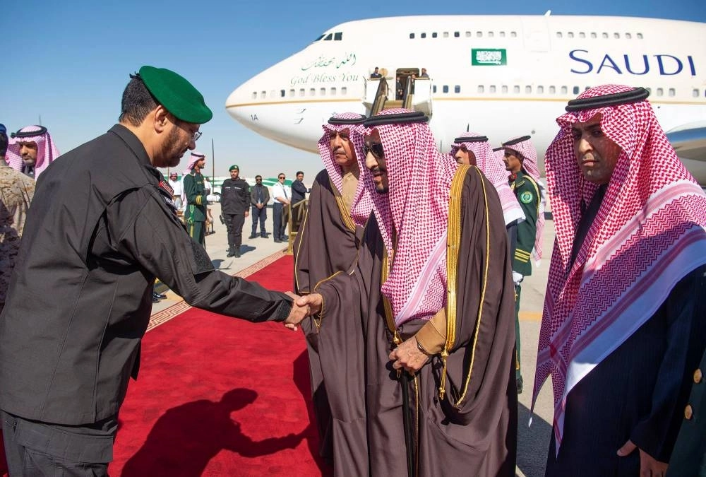 الملك سلمان لدى مغادرته الرياض (واس) 