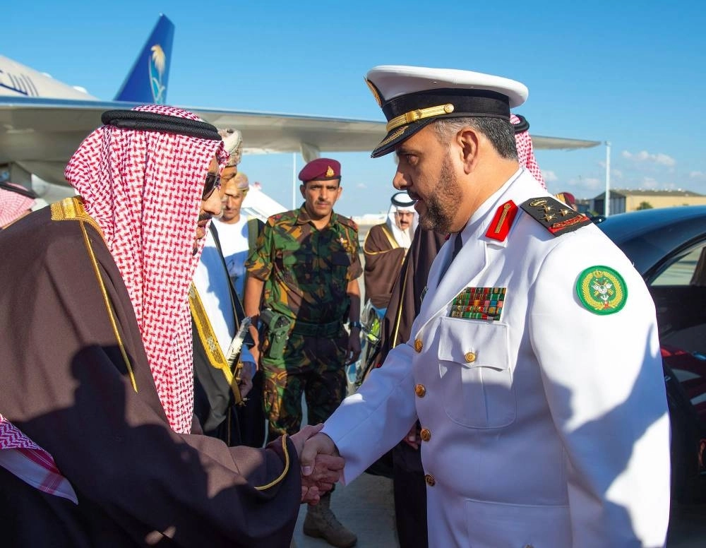 الملك سلمان لدى وصوله إلى مسقط (واس)