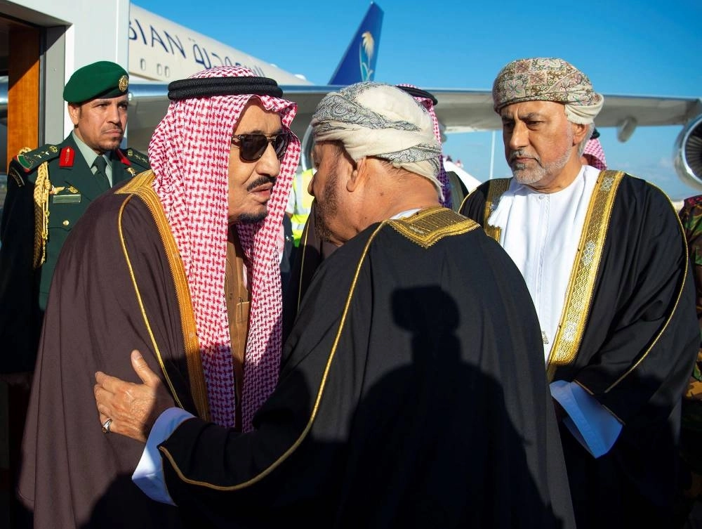 الملك سلمان لدى وصوله إلى مسقط (واس)