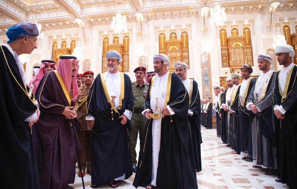 خادم الحرمين الشريفين يقدم واجب العزاء لسلطان عمان في قصر العلم بمسقط (واس)