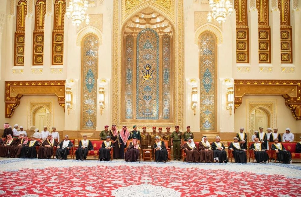 خادم الحرمين الشريفين يقدم واجب العزاء لسلطان عمان في قصر العلم بمسقط (واس)