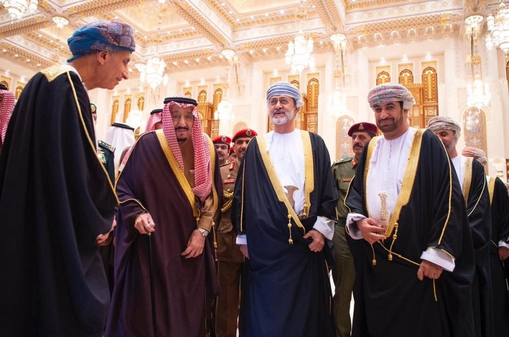 خادم الحرمين الشريفين يقدم واجب العزاء لسلطان عمان في قصر العلم بمسقط (واس)