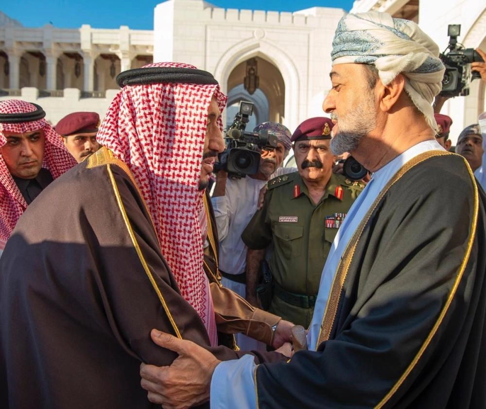 خادم الحرمين الشريفين يقدم واجب العزاء لسلطان عمان في قصر العلم بمسقط (واس)